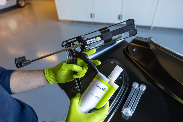 Metal bonding banner